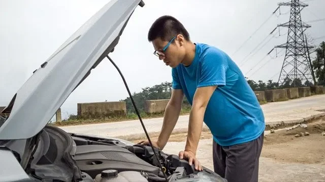 Xe Chết Máy Giữa Đường